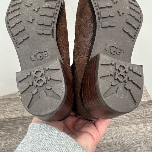UGG girls brown leather Sherpa lining gorpcore warm boot. Girl 2 - Picture 13 of 13